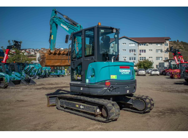 Midiexcavator SUNWARD 60 uf DISPONIBIL PENTRU INCHIRIERE de vanzare